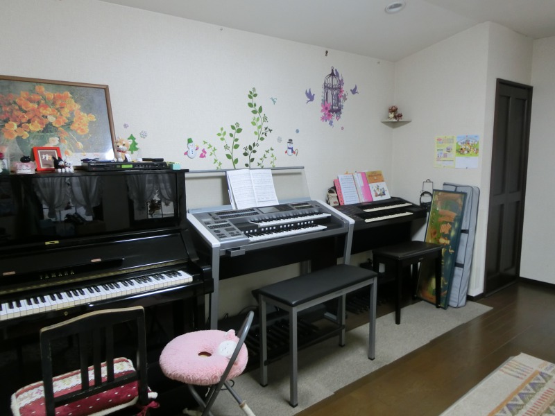 使用している楽器です。ピアノが一台、エレクトーンが二台あります。